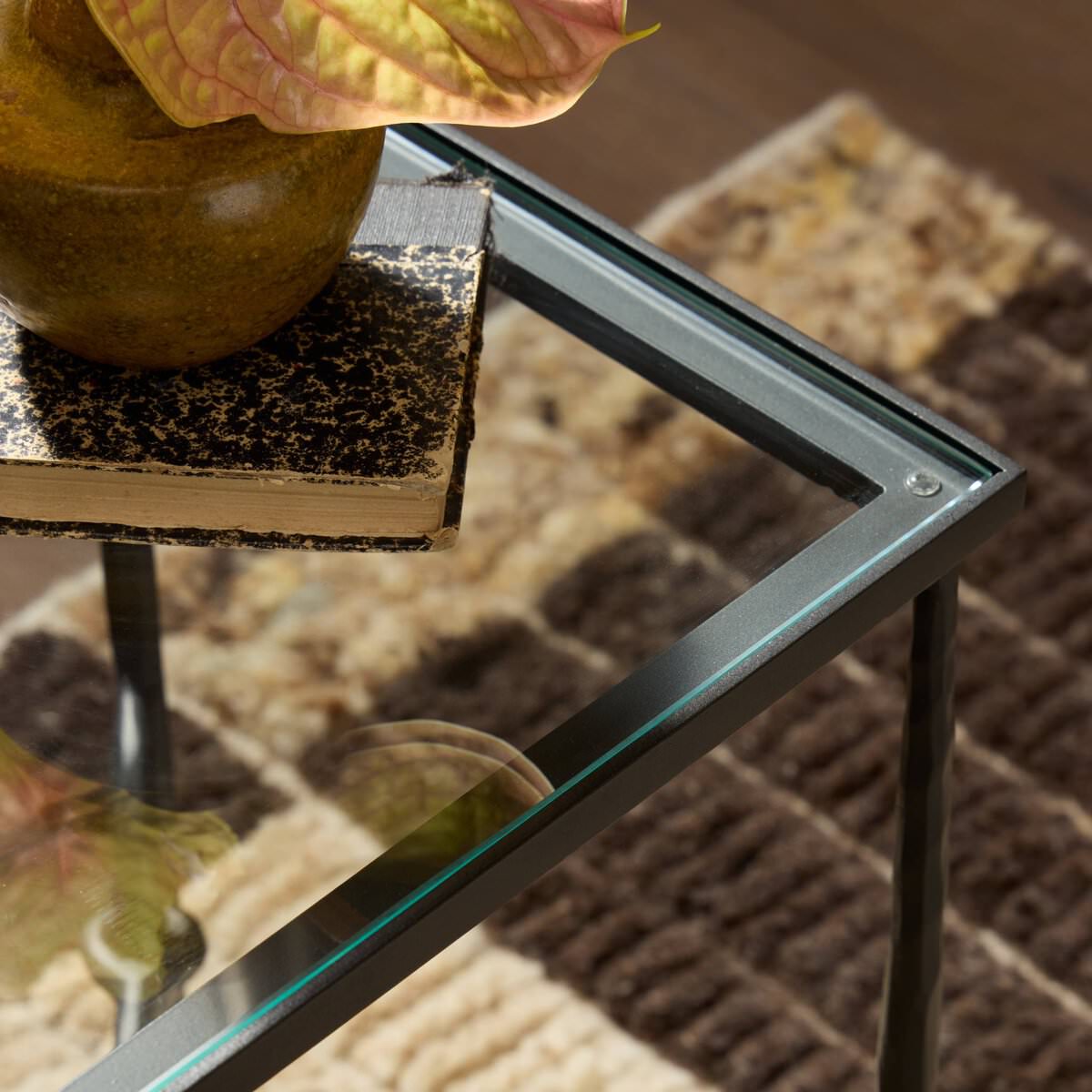 Petite table d'appoint Babylon à quatre mains en bronze martelé