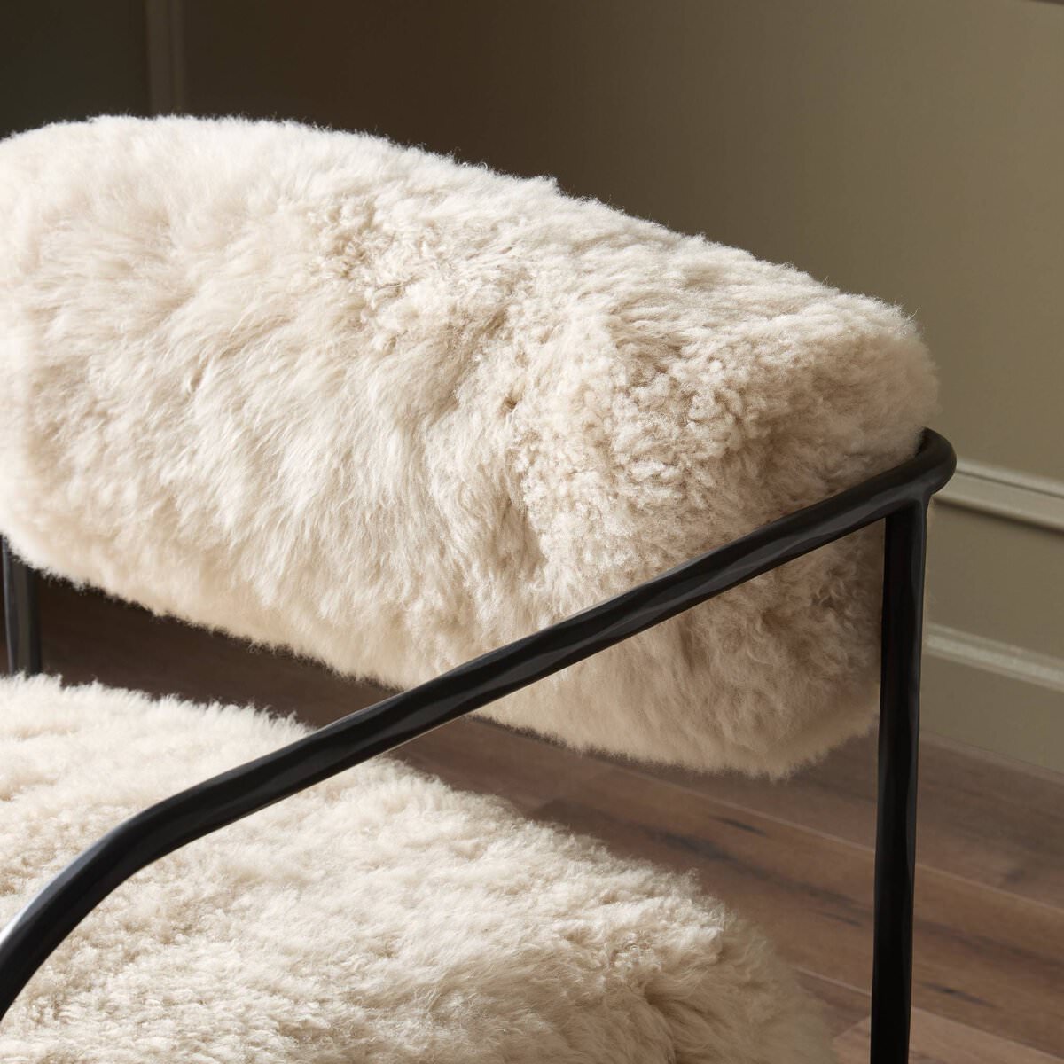 Chaise Fenn à quatre mains en fourrure de Mongolie couleur champagne