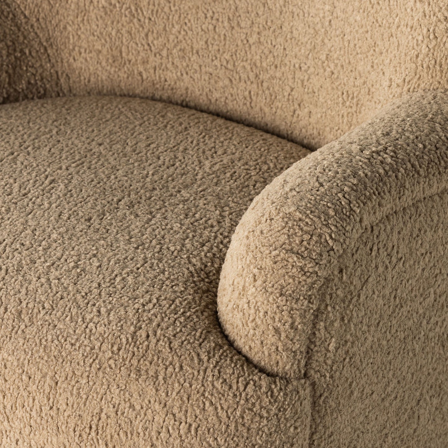 Chaise pivotante Kadon à quatre mains en peau de mouton camel