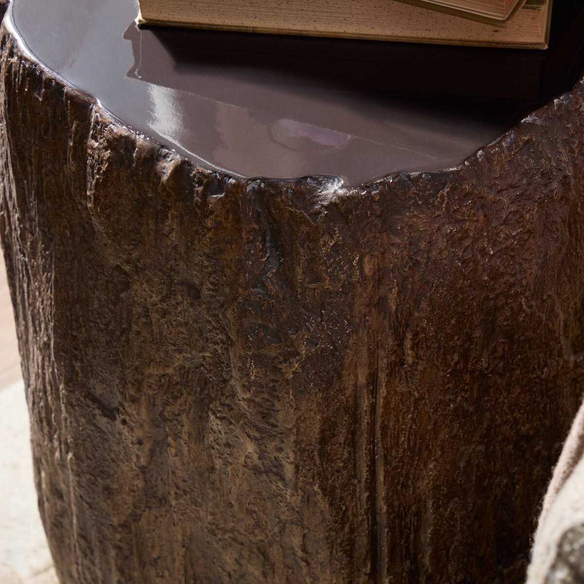 Table d'appoint Nemo à quatre mains en béton sablonneux lisse