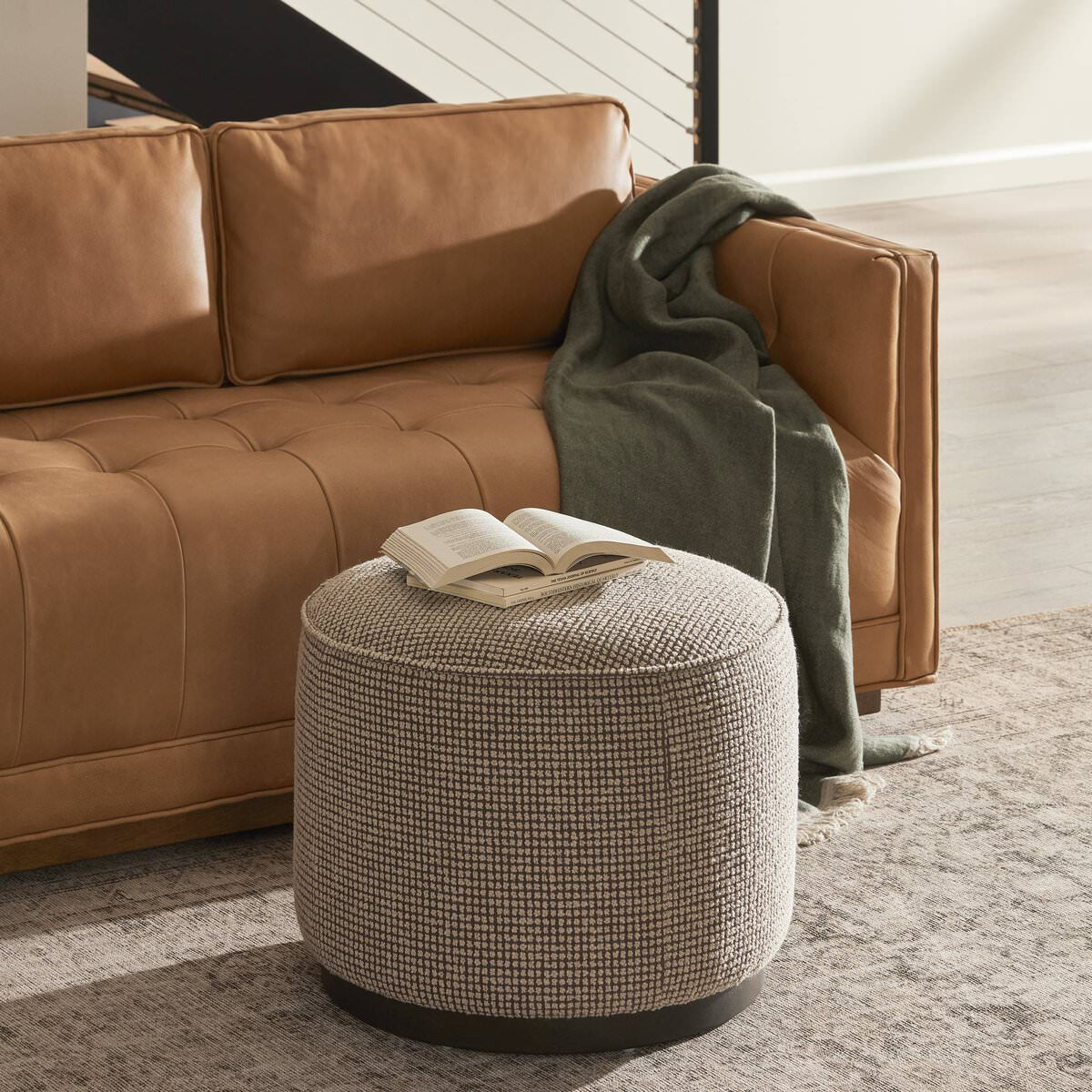 Pouf rond Sinclair Four Hands en taupe Barrow