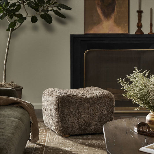 Pouf Oslo Amber Lewis x Four Hands en peau lainée taupe