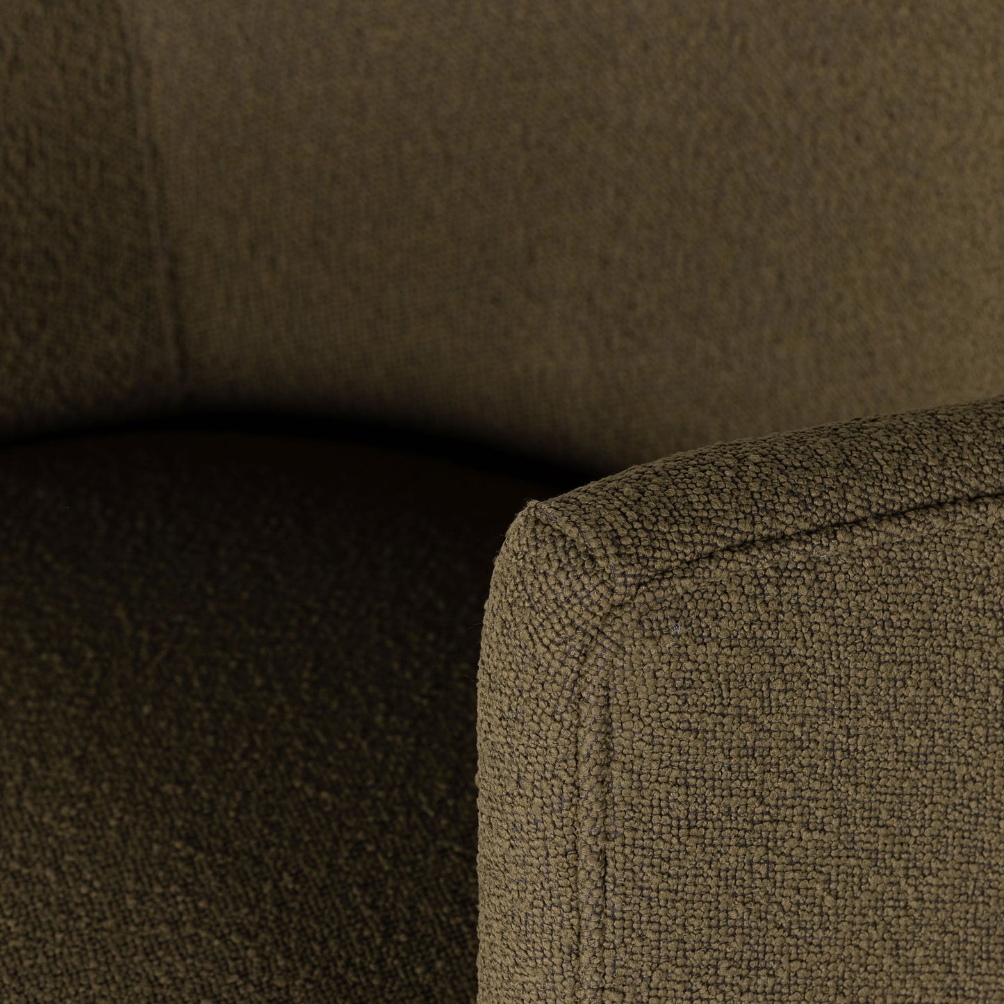 Chaise pivotante Aurora Four Hands en cuir bouclé olive