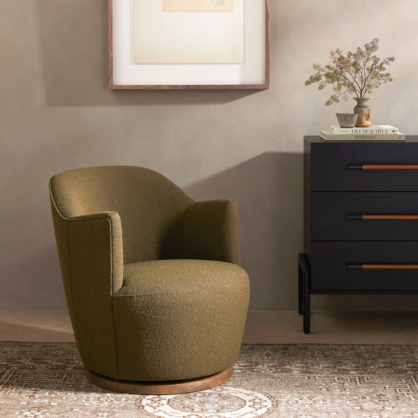 Chaise pivotante Aurora Four Hands en cuir bouclé olive