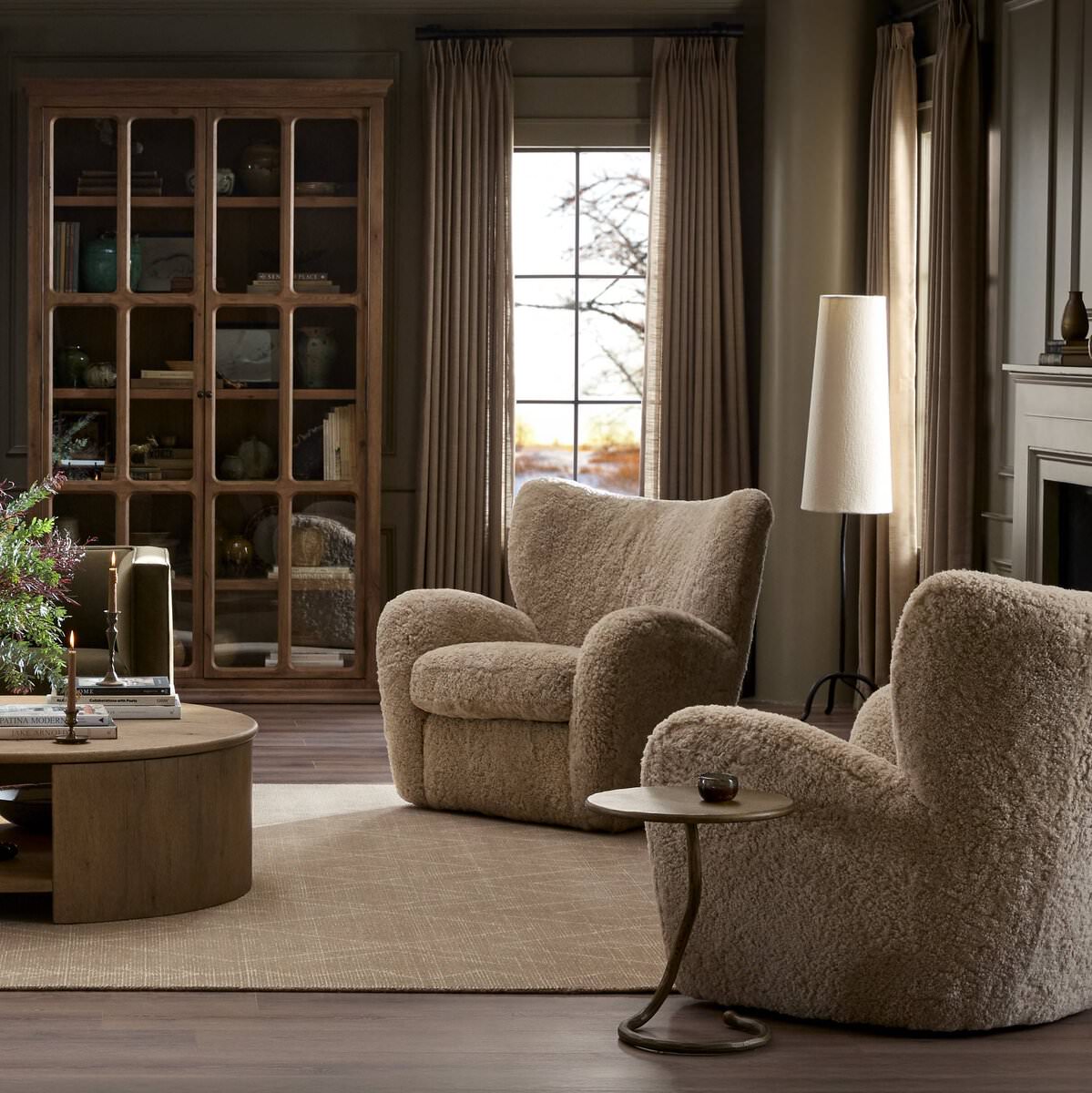 Chaise Amélie à quatre mains en peau lainée beige