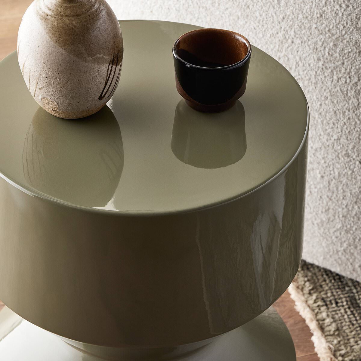 Table d'appoint Four Hands Ara en béton laqué mousse