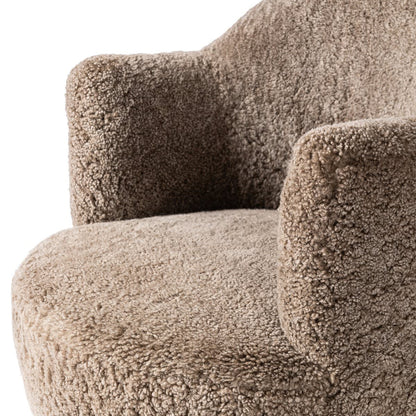 Chaise pivotante Four Hands Aurora en peau lainée taupe