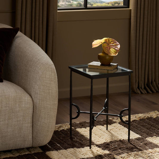 Petite table d'appoint Babylon à quatre mains en bronze martelé