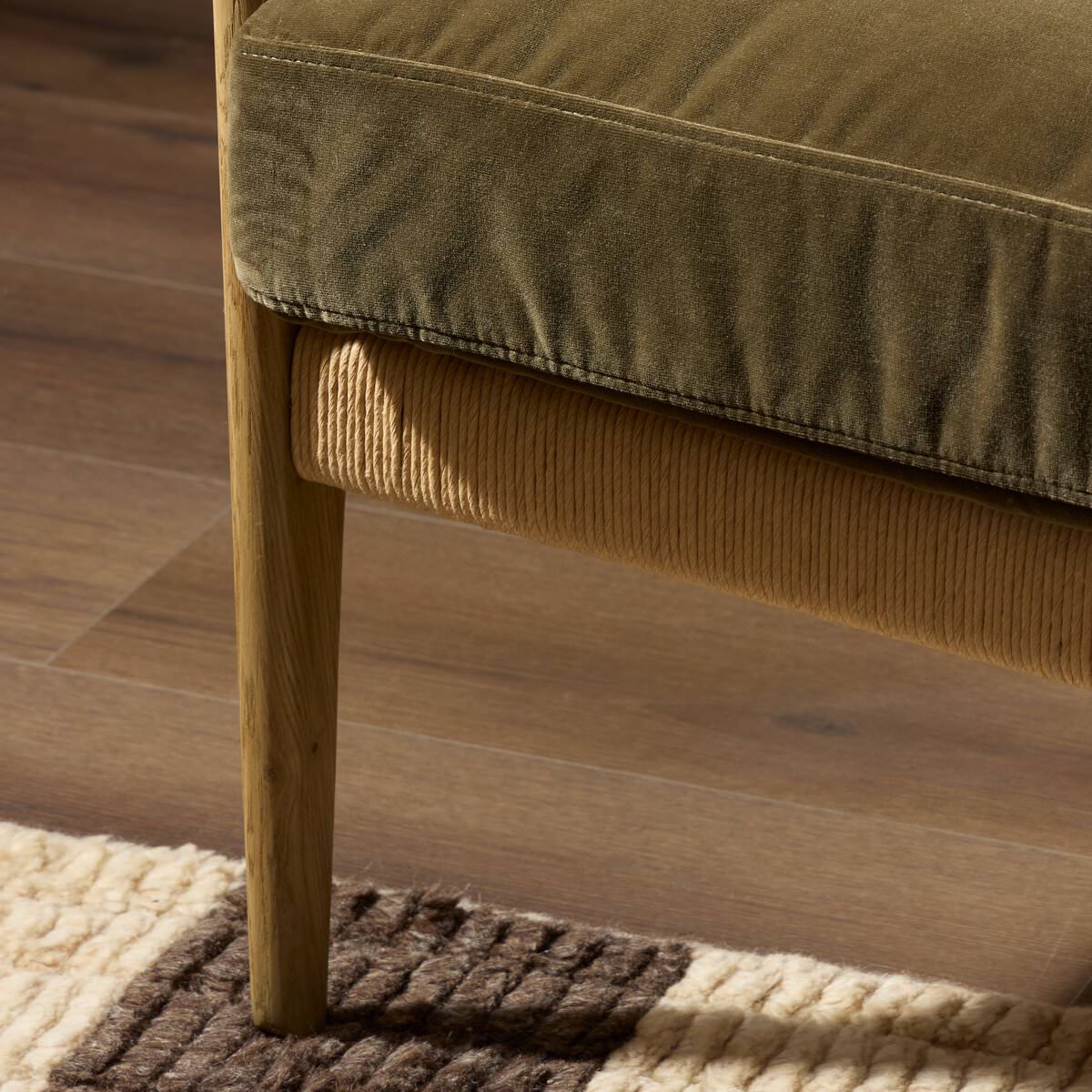 Chaise Barwin à quatre mains en Surrey Olive 