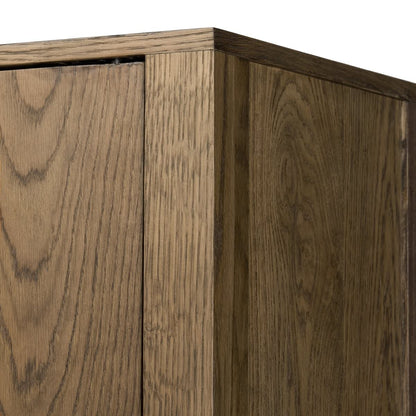 Armoire Bedford Four Hands en placage de chêne naturel chaleureux