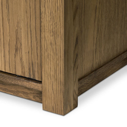 Armoire Bedford Four Hands en placage de chêne naturel chaleureux