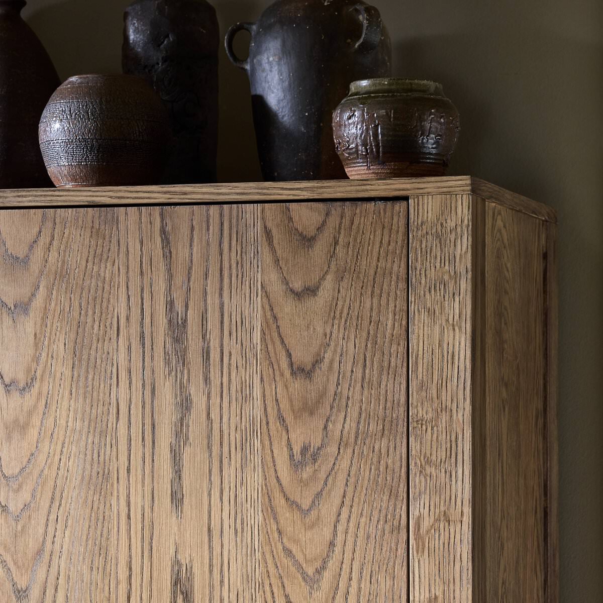 Armoire Bedford Four Hands en placage de chêne naturel chaleureux