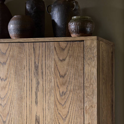 Armoire Bedford Four Hands en placage de chêne naturel chaleureux