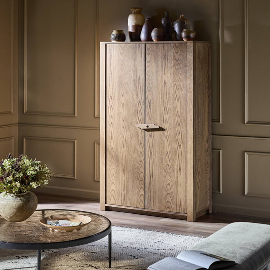 Armoire Bedford Four Hands en placage de chêne naturel chaleureux