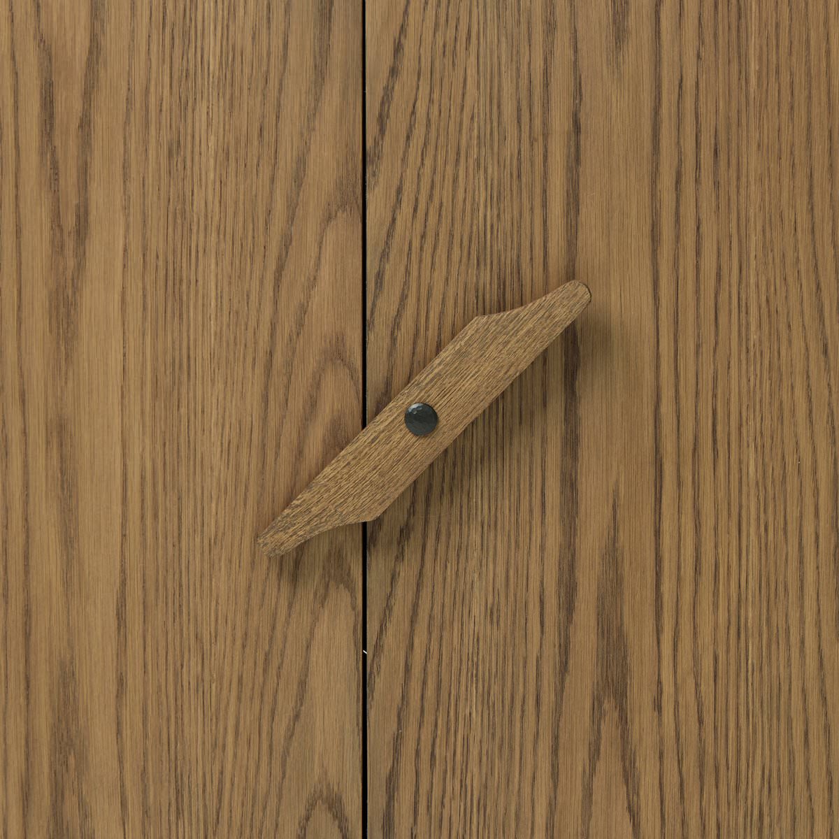 Armoire Bedford Four Hands en placage de chêne naturel chaleureux