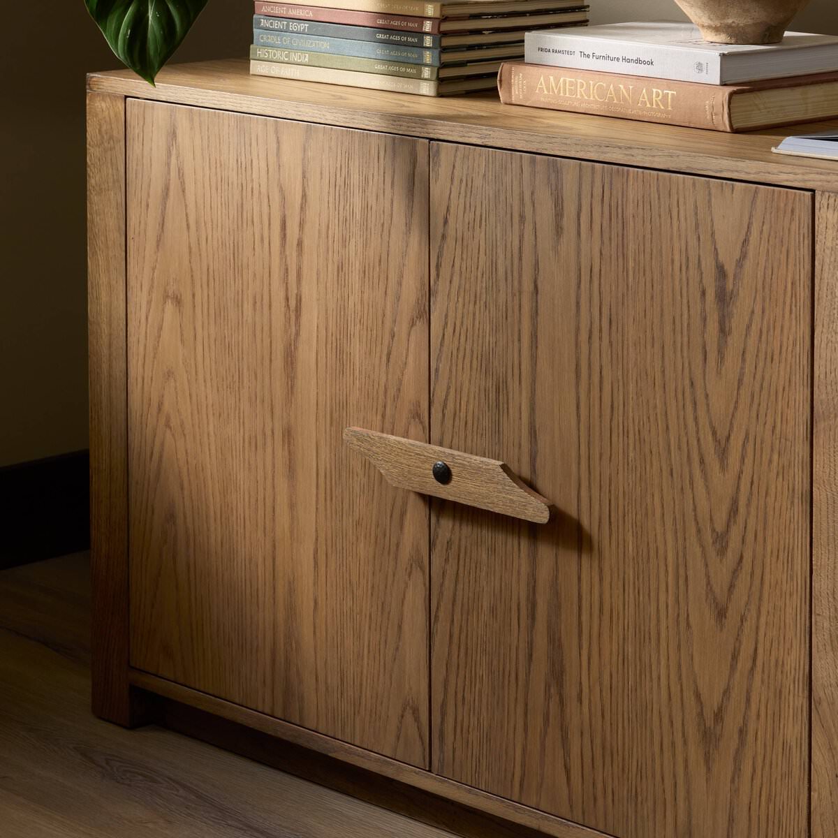 Console multimédia Bedford à quatre mains en placage de chêne naturel chaleureux
