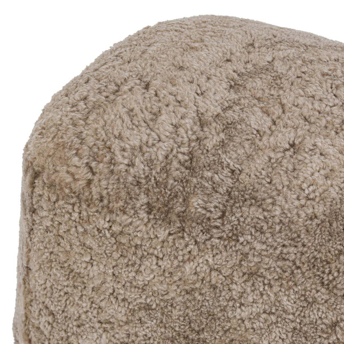 Pouf ovale Bilbury à quatre mains en peau lainée taupe