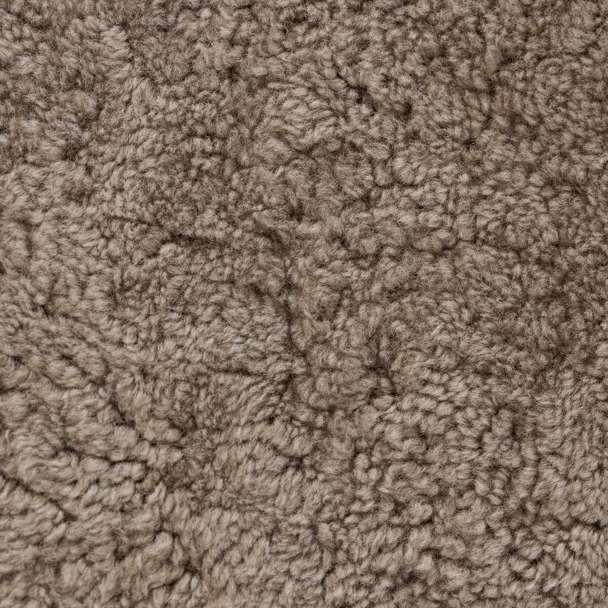 Pouf ovale Bilbury à quatre mains en peau lainée taupe