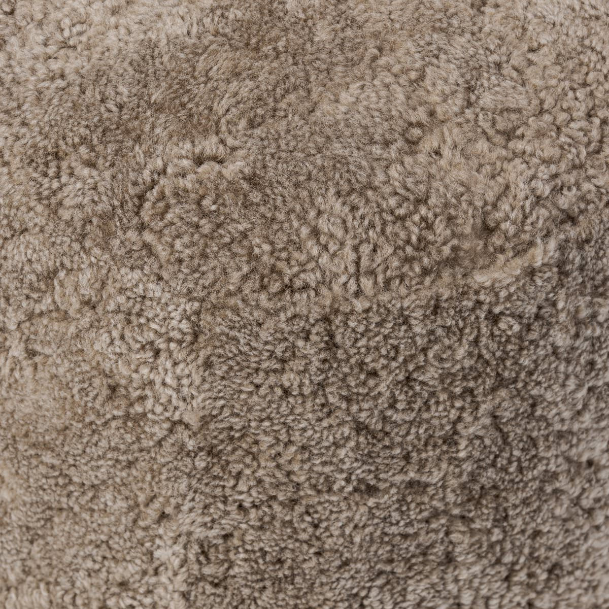 Pouf ovale Bilbury à quatre mains en peau lainée taupe