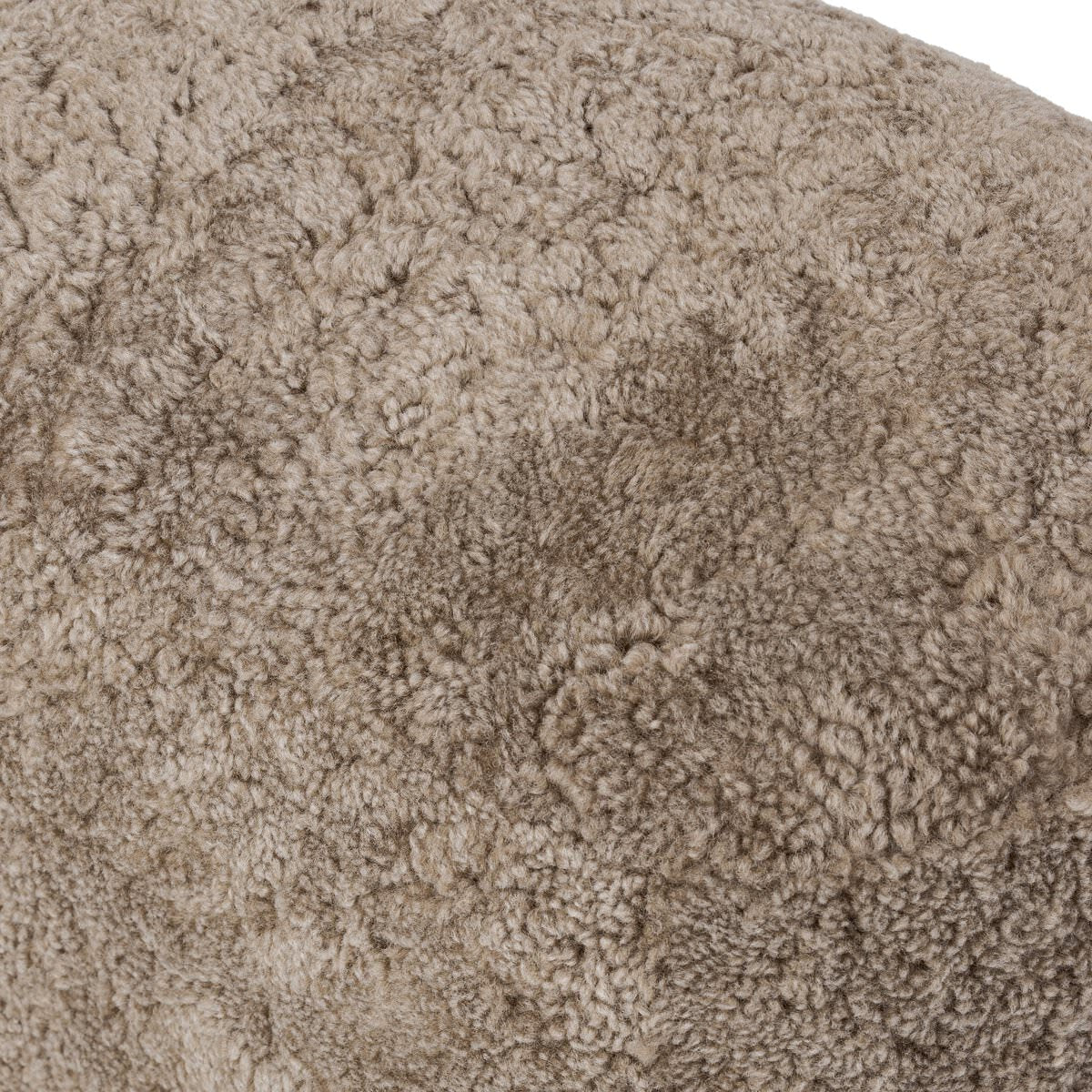 Pouf ovale Bilbury à quatre mains en peau lainée taupe