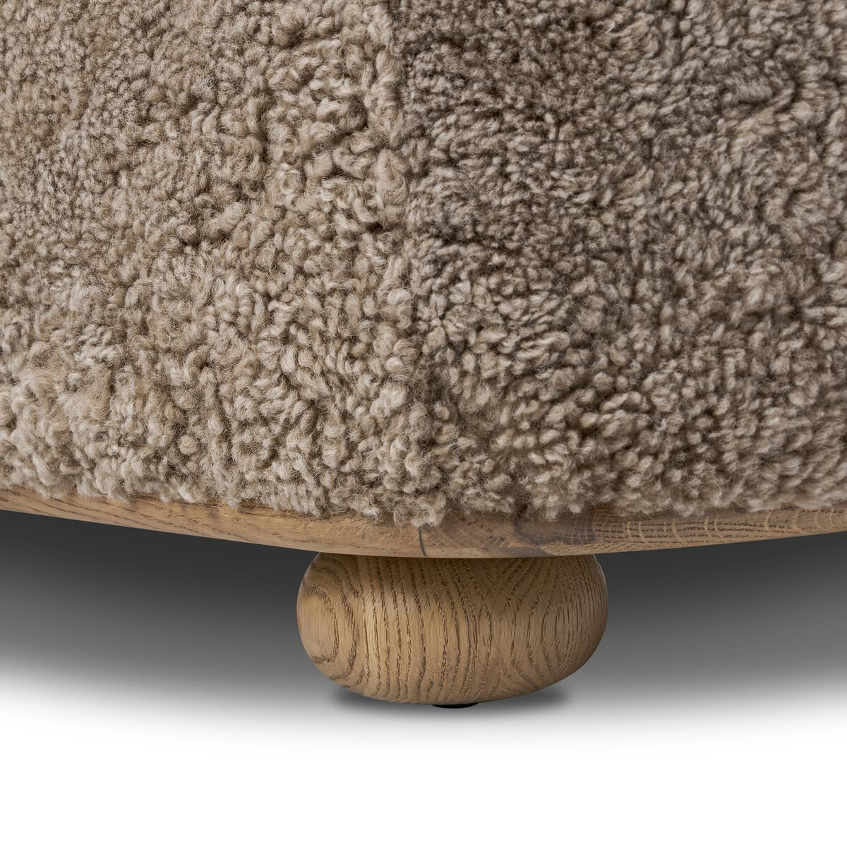 Pouf ovale Bilbury à quatre mains en peau lainée taupe