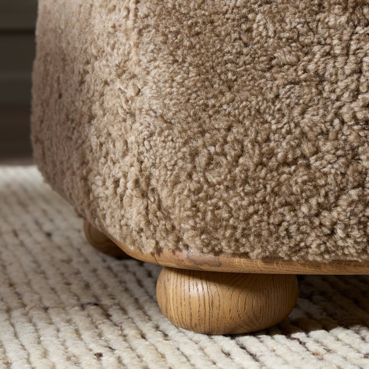Pouf ovale Bilbury à quatre mains en peau lainée taupe