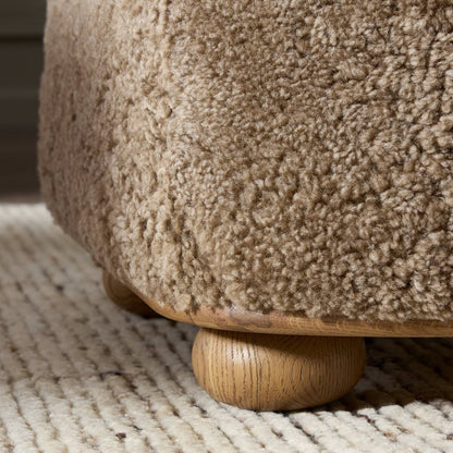Pouf ovale Bilbury à quatre mains en peau lainée taupe