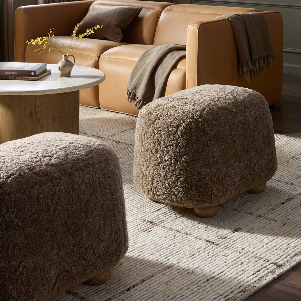 Pouf ovale Bilbury à quatre mains en peau lainée taupe