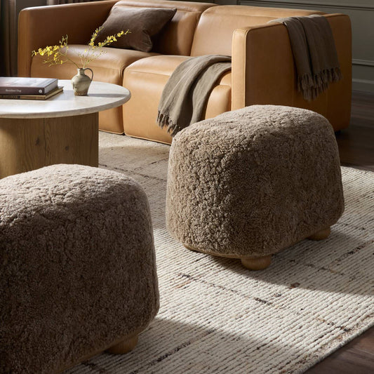 Pouf ovale Bilbury à quatre mains en peau lainée taupe