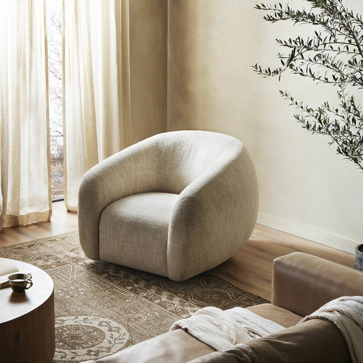 Chaise pivotante Four Hands Channing en crème Yuma