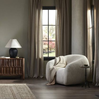 Chaise pivotante Four Hands Channing en crème Yuma