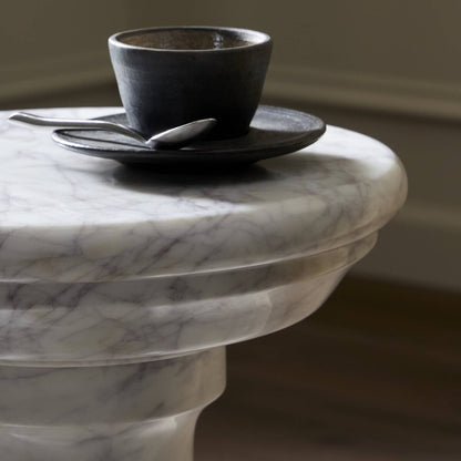 Table d'appoint Cyprus à quatre mains en marbre blanc massif veiné