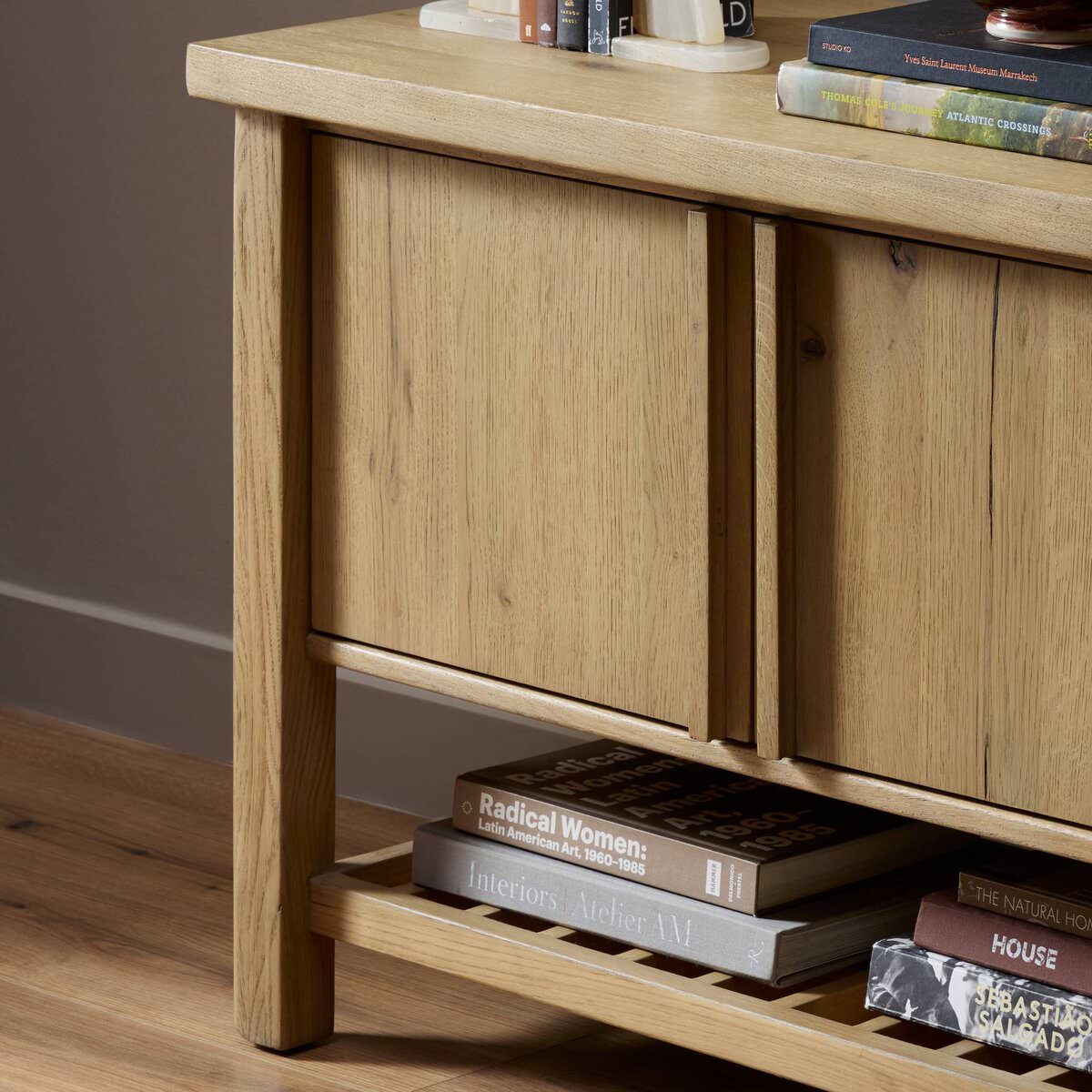 Console multimédia Dalton à quatre mains en placage de chêne naturel vieilli