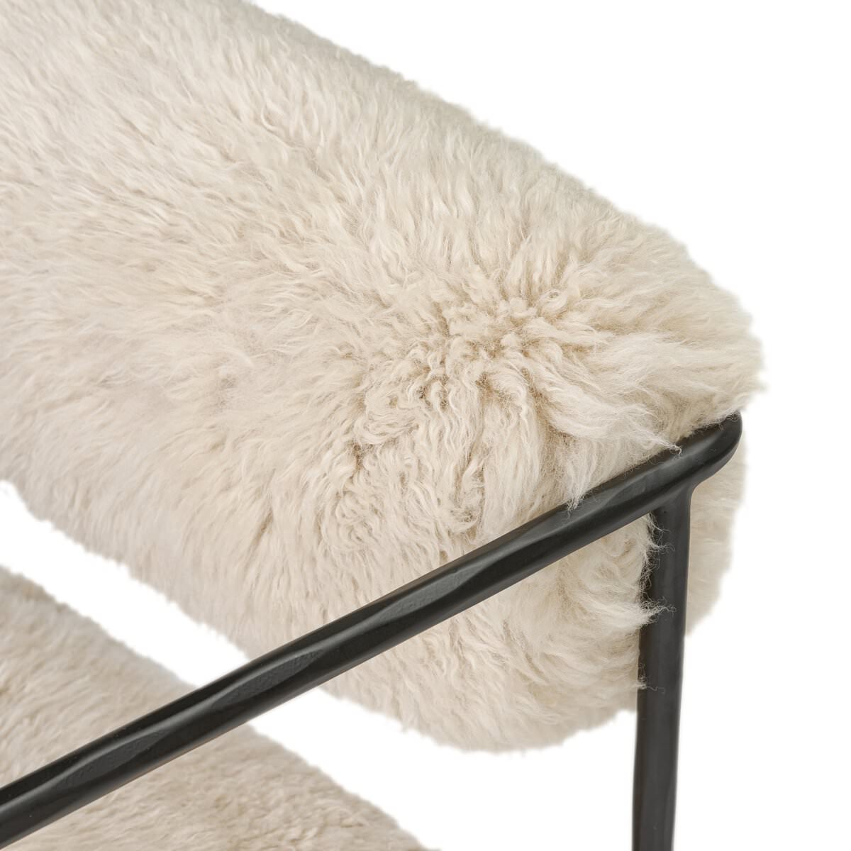 Chaise Fenn à quatre mains en fourrure de Mongolie couleur champagne