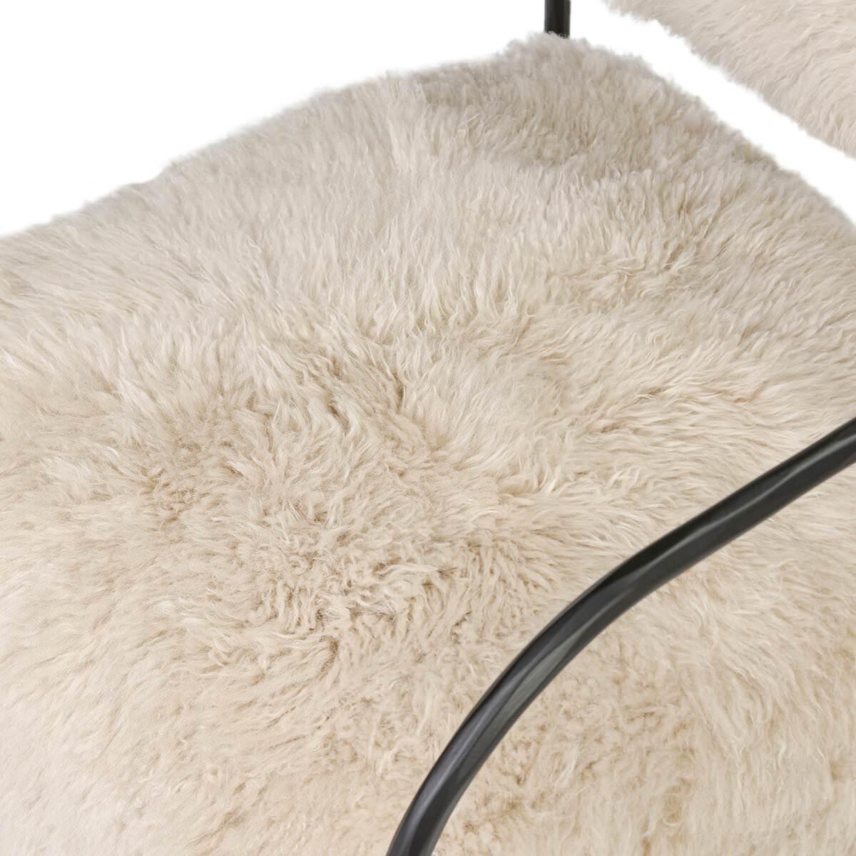 Chaise Fenn à quatre mains en fourrure de Mongolie couleur champagne