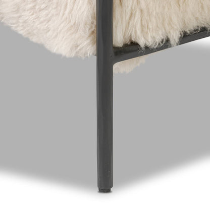 Chaise Fenn à quatre mains en fourrure de Mongolie couleur champagne
