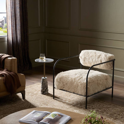 Chaise Fenn à quatre mains en fourrure de Mongolie couleur champagne