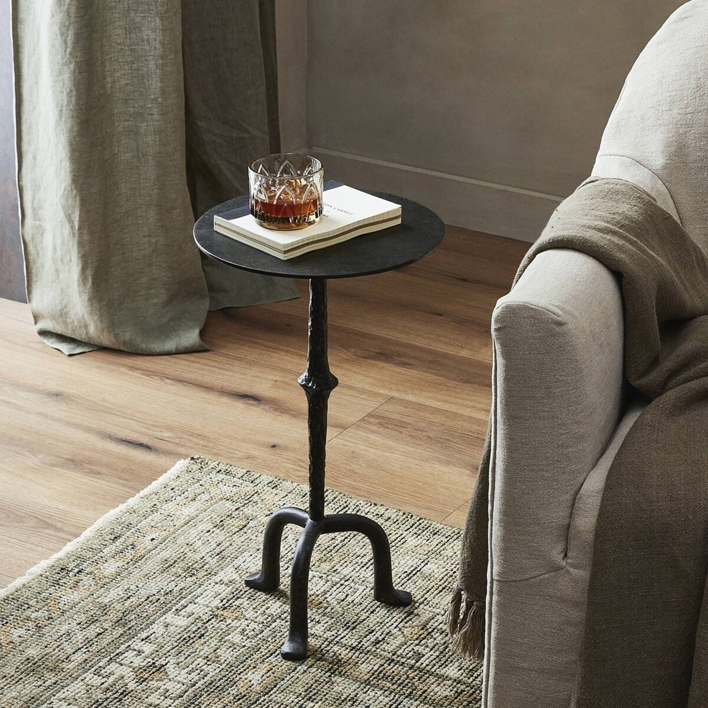 Table d'appoint Jocelyn à quatre mains en fer noir brut