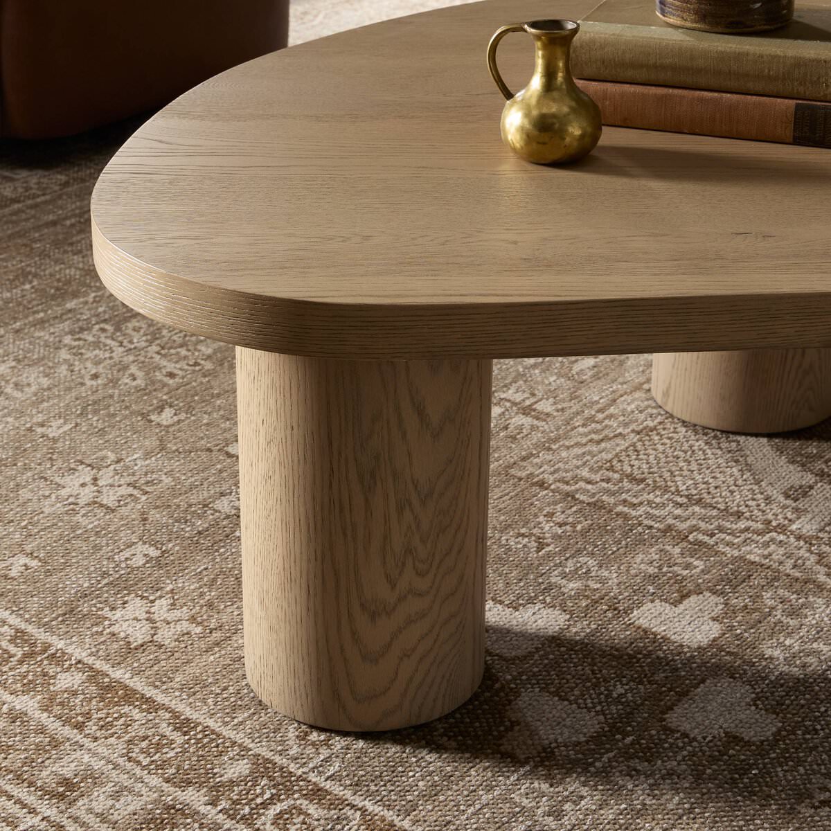 Grande table basse gigogne Joji à quatre mains en placage de chêne naturel