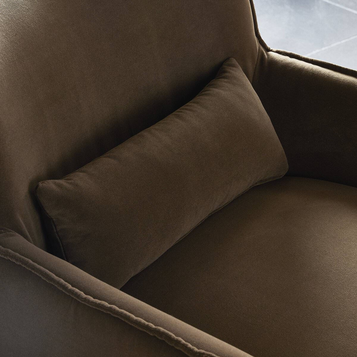 Chaise pivotante Four Hands Kimble en café Henry