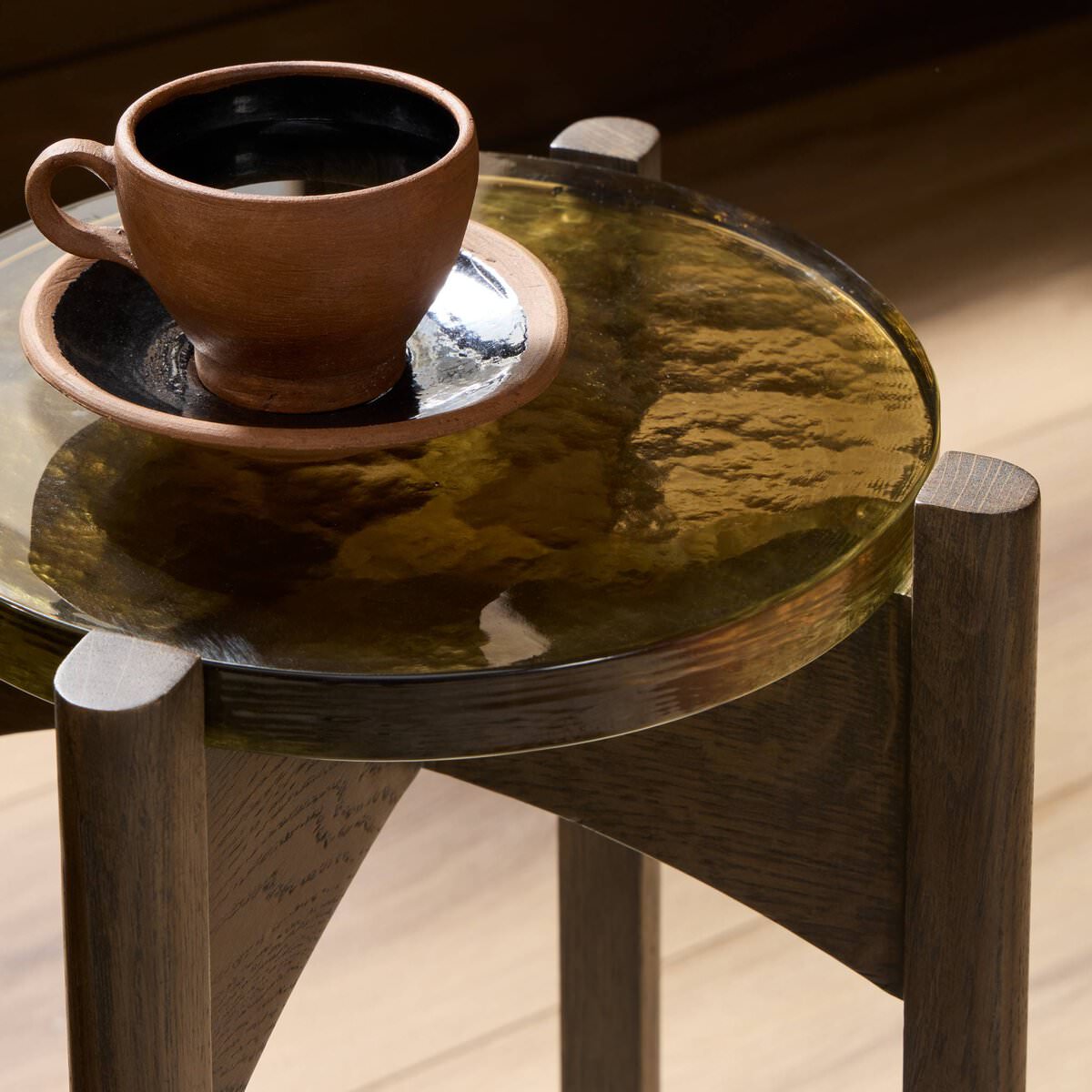 Table d'appoint Relo à quatre mains en verre coulé olive