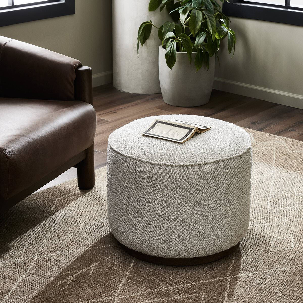Pouf rond Sinclair Four Hands en Knoll Natural