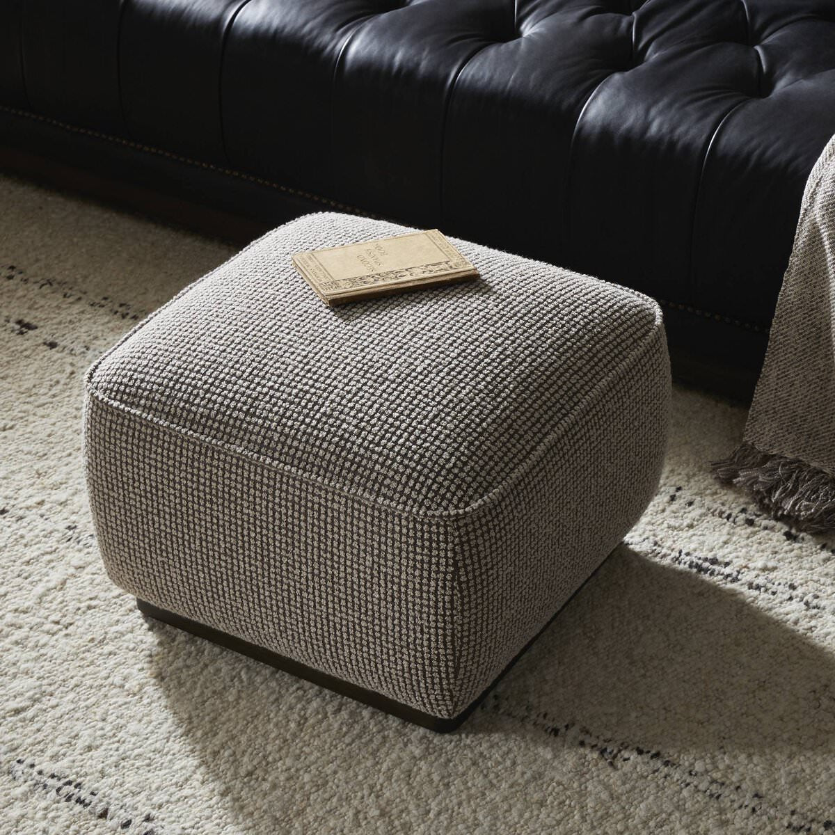 Pouf carré Sinclair Four Hands 21 en taupe Barrow