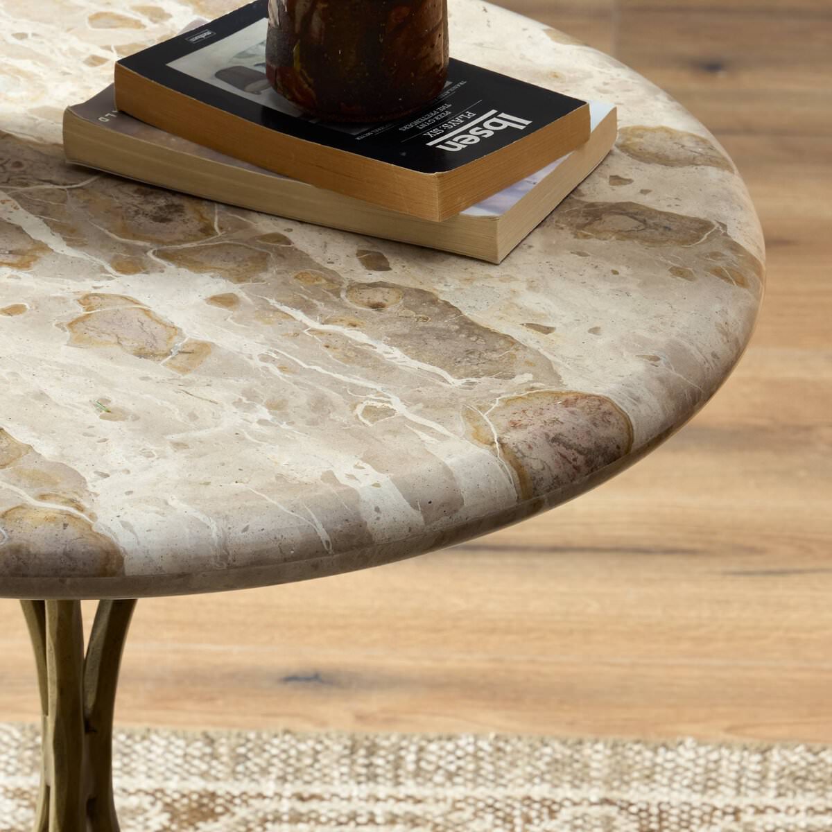 Table d'appoint Sylas à quatre mains en marbre fossile
