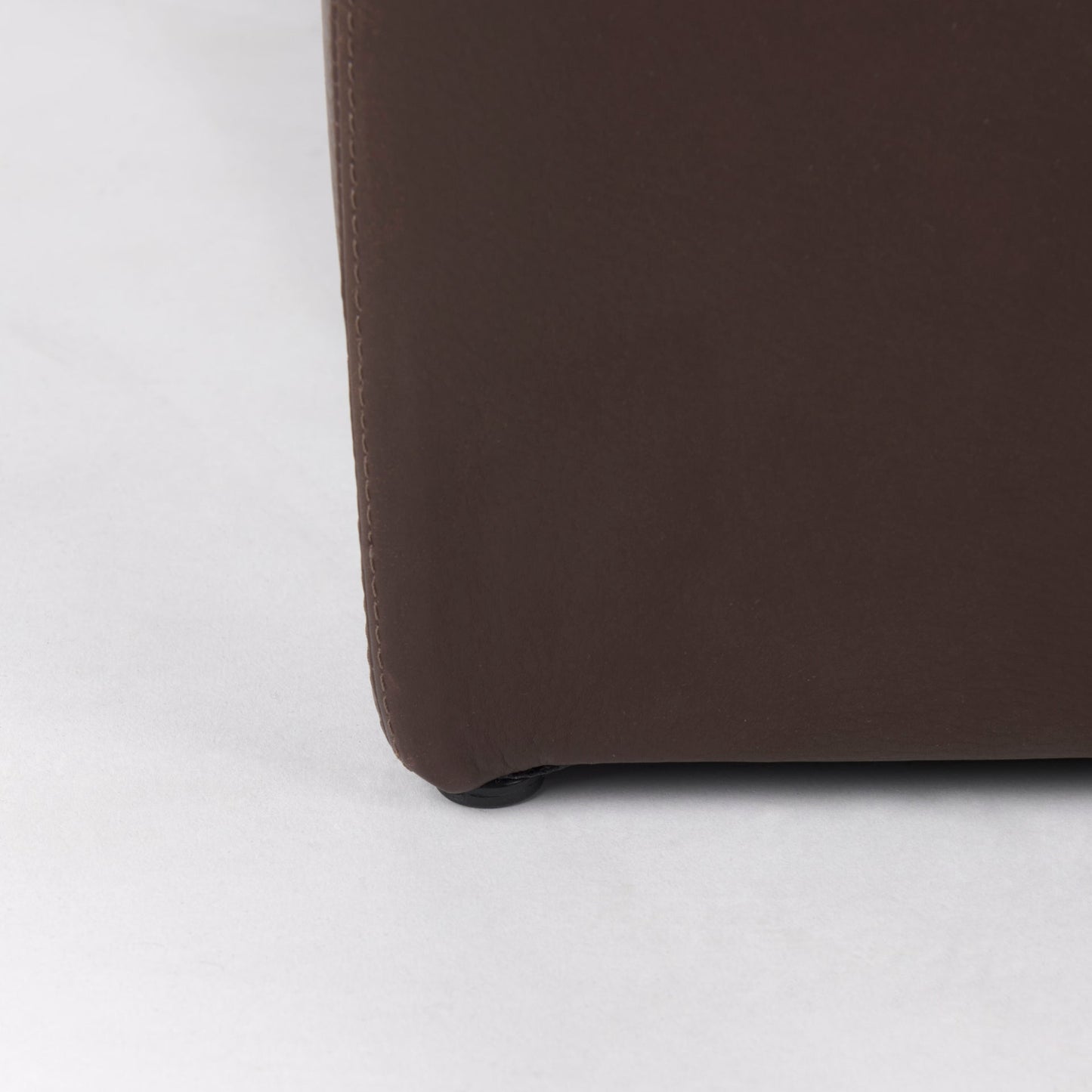 Ottoman Milo en cuir marron foncé 