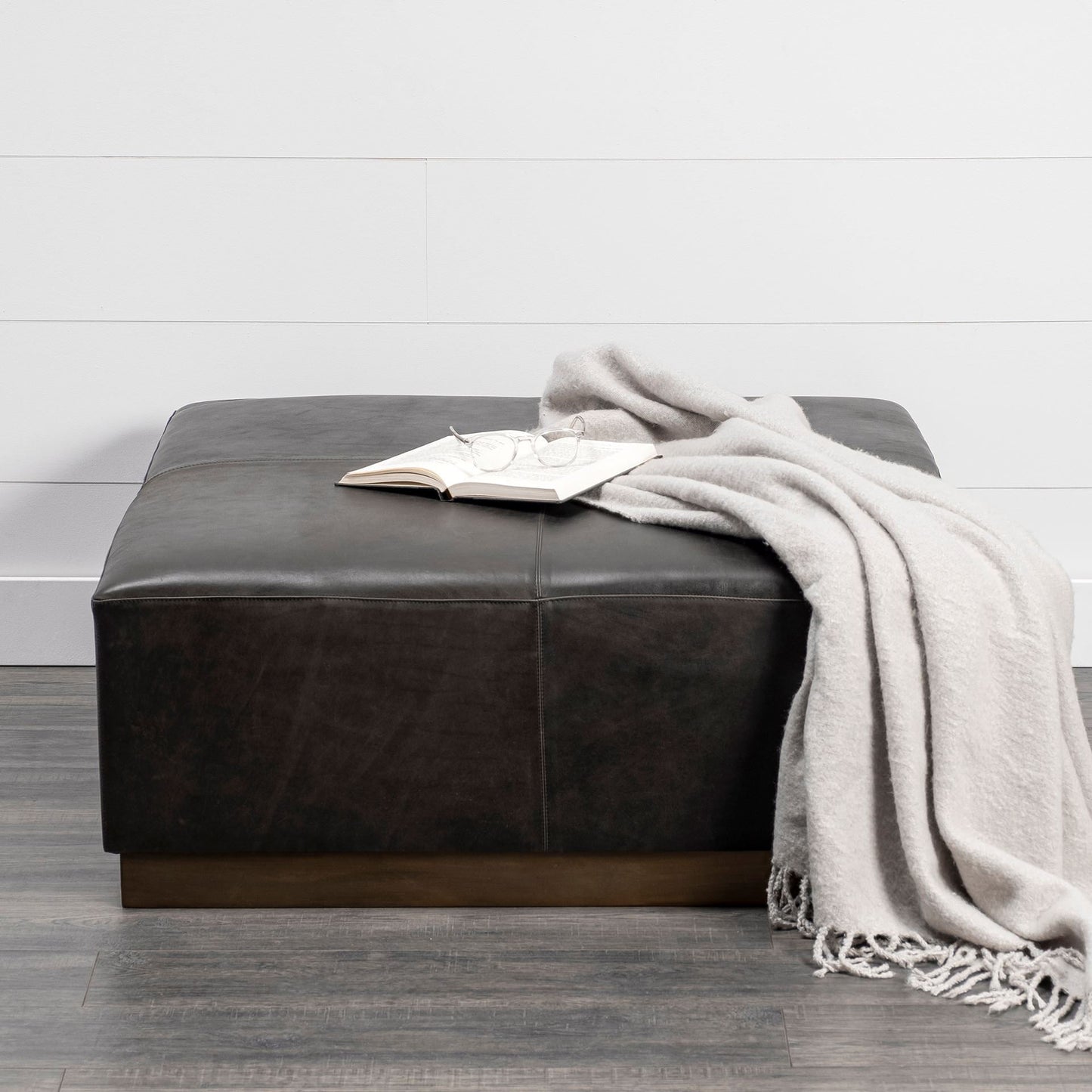 Ottoman Milo en cuir noir foncé 