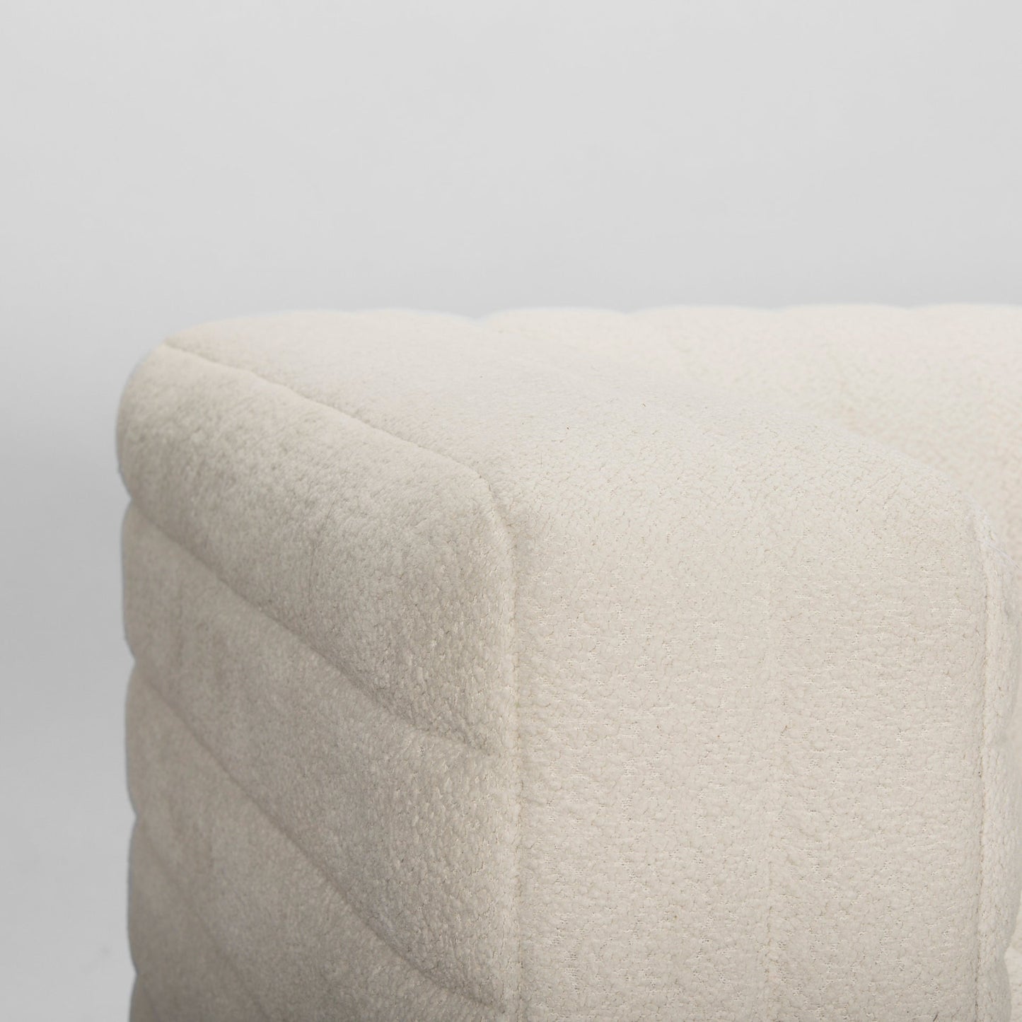 Canapé trois places Remington en tissu bouclé crème